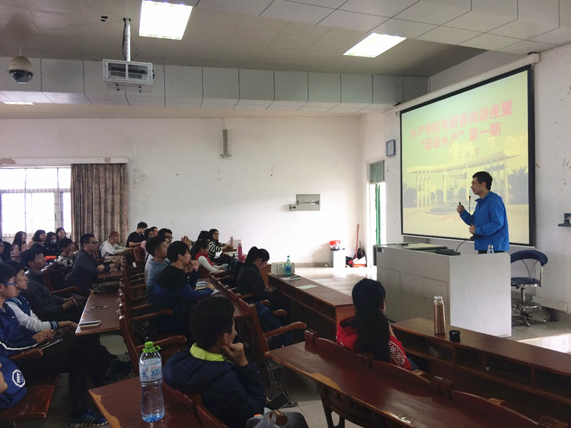 朱晓闻老师在做报告.jpg 朱晓闻老师在做报告.jpg